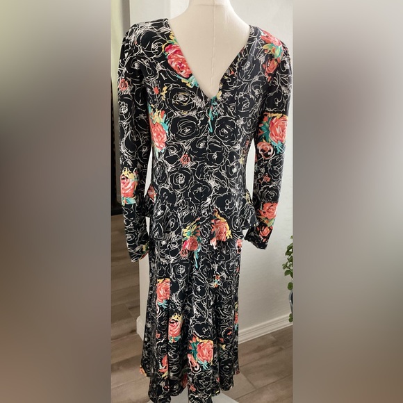 Black and White Sheath Dress with Cuffed Long Sleeves - Picture 5 of 8